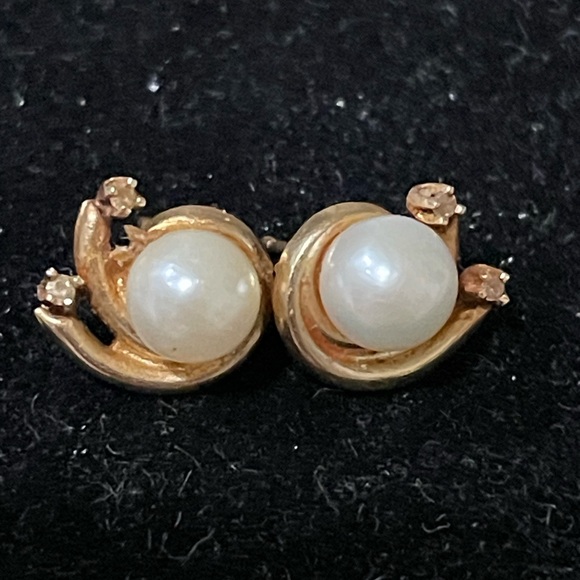 14K Yellow Gold Vintage Pearl & Diamonds Post Earrings with a swirl design - Picture 1 of 8